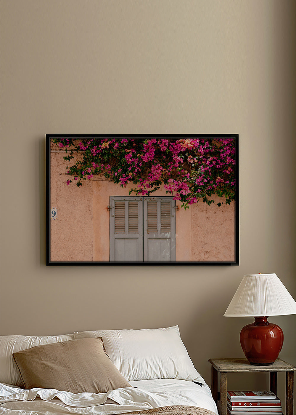 Botanische print: bougainvillea boven vintage deur – Canvas1