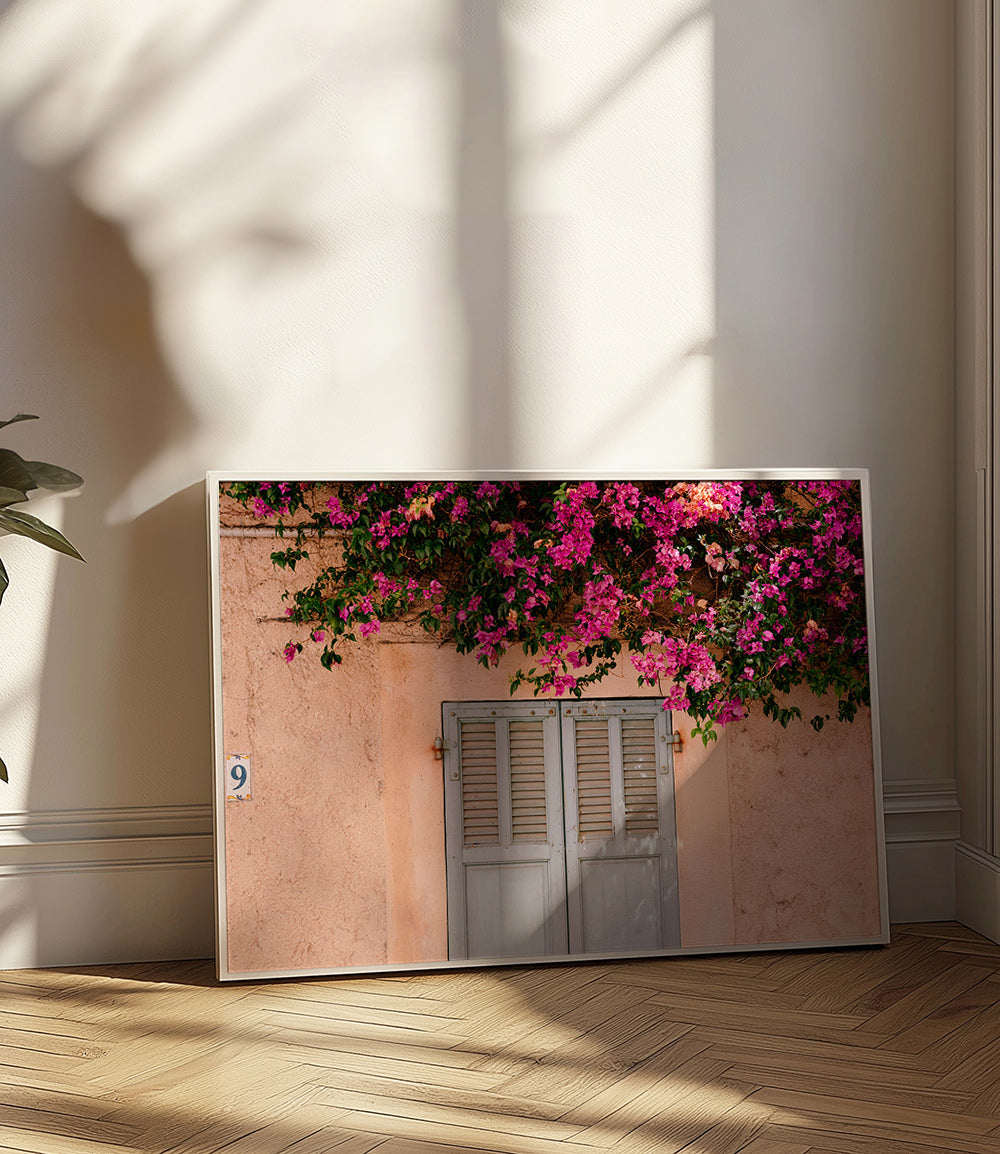 Botanische print: bougainvillea boven vintage deur – Product2