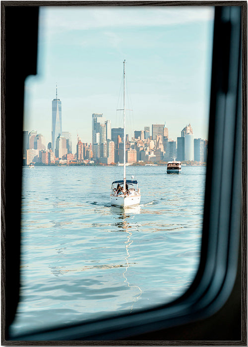 Reisposter met zeilboot en stadssilhouet – Black Frame