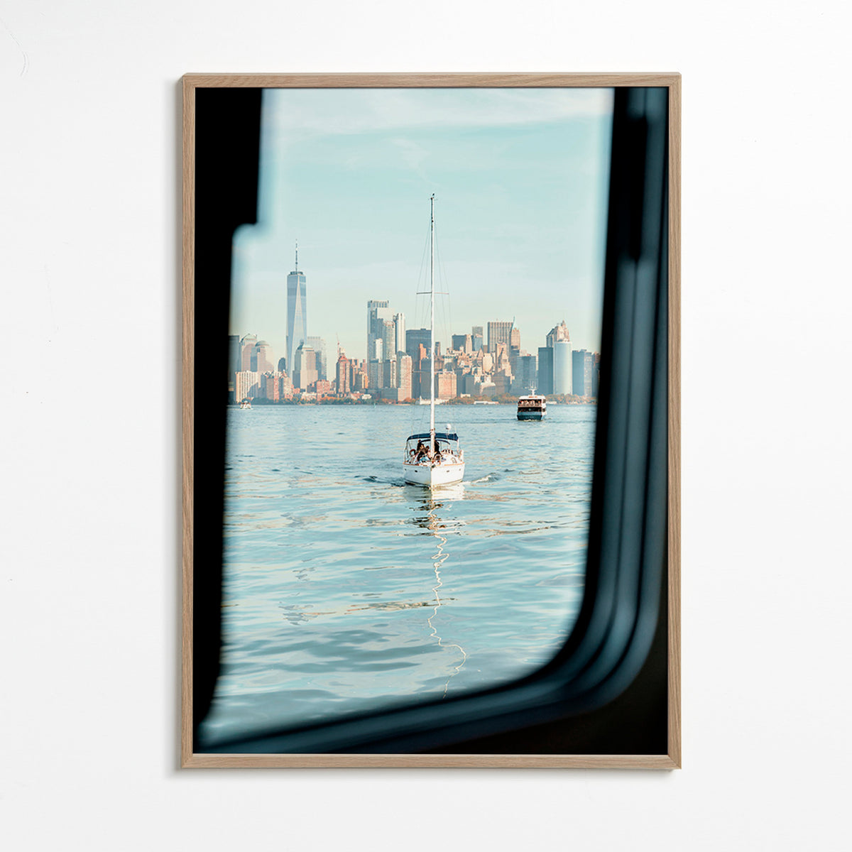 Reisposter met zeilboot en stadssilhouet – Oak Frame