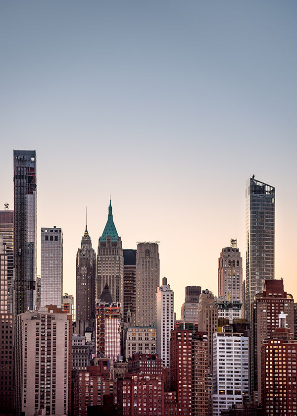 Stadsposter met skyline in de schemer