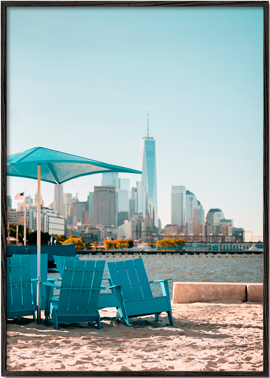 Reisposter met turquoise strandstoelen en stadsprofiel – Black Frame