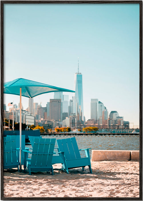 Reisposter met turquoise strandstoelen en stadsprofiel – Black Frame