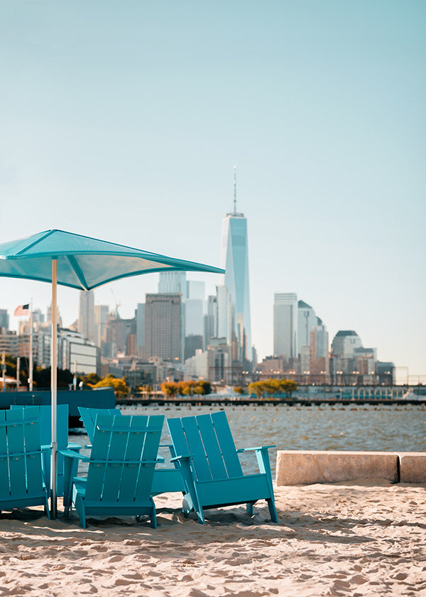 Reisposter met turquoise strandstoelen en stadsprofiel