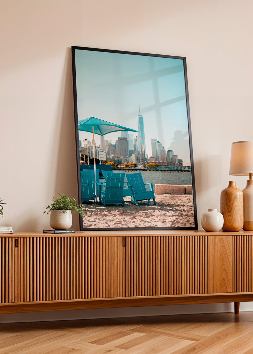 Reisposter met turquoise strandstoelen en stadsprofiel – Product1