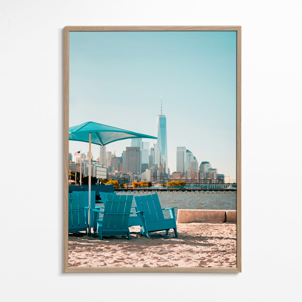 Reisposter met turquoise strandstoelen en stadsprofiel – Oak Frame