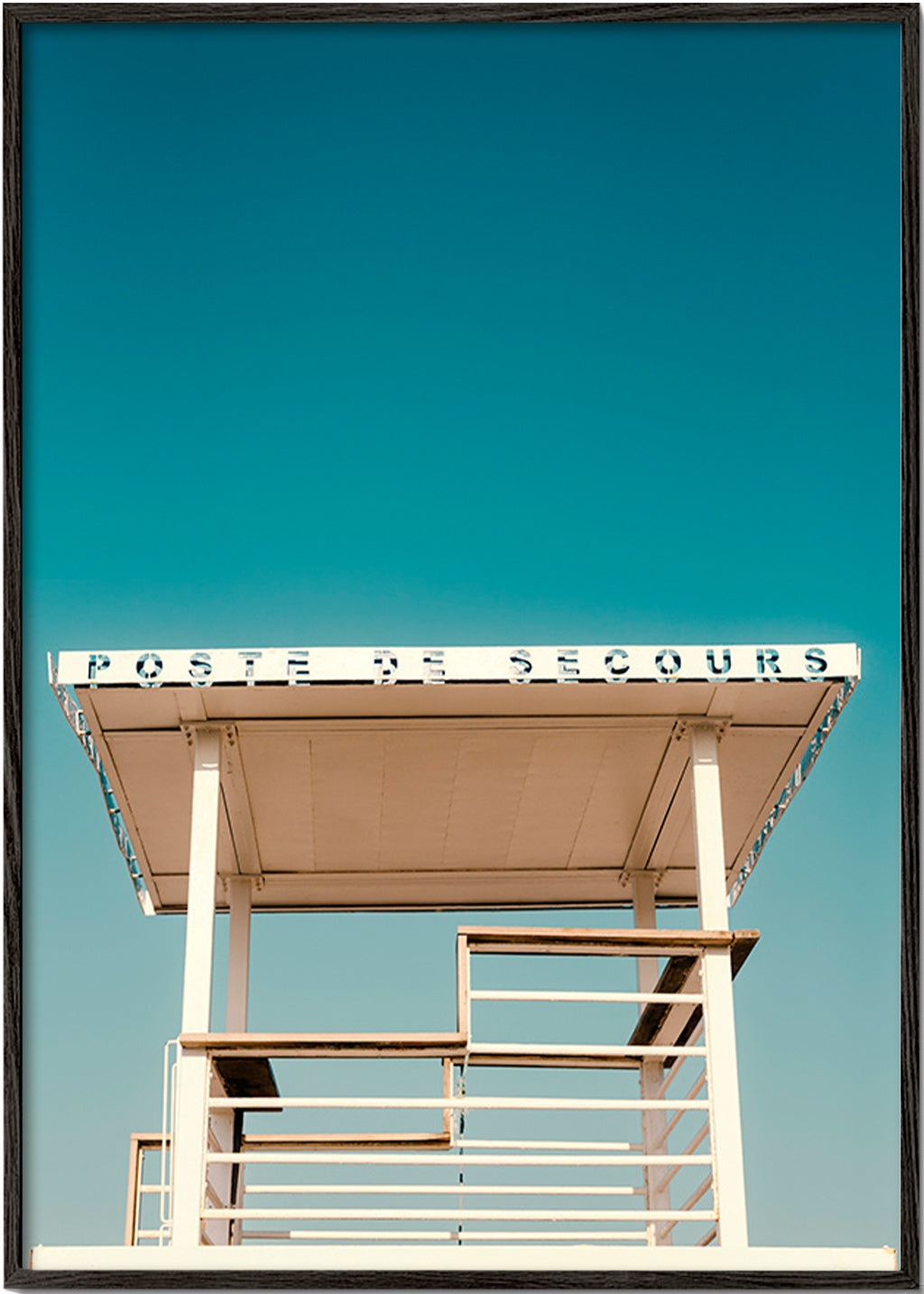 Fotografie strandwachtpost en blauwe lucht – Black Frame