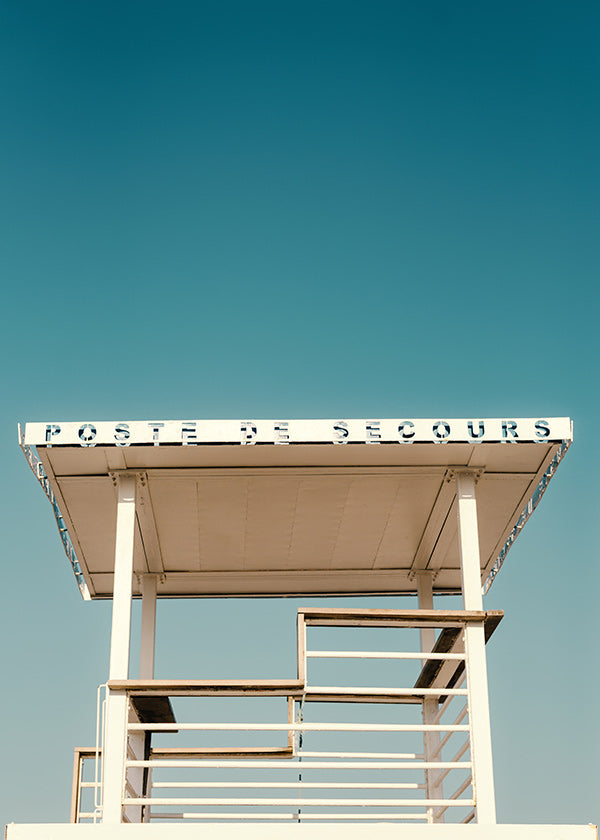 Fotografie strandwachtpost en blauwe lucht
