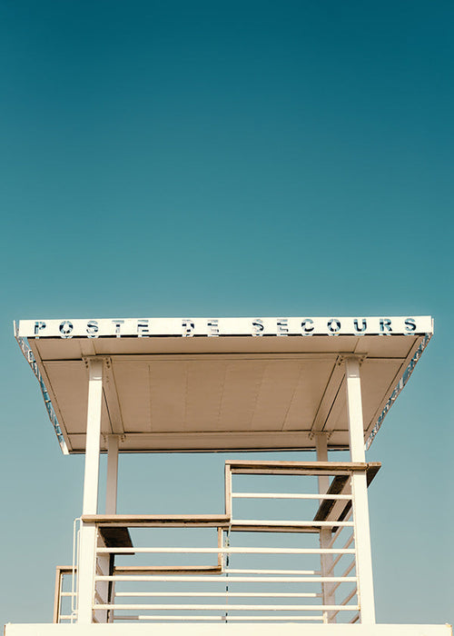 Fotografie strandwachtpost en blauwe lucht