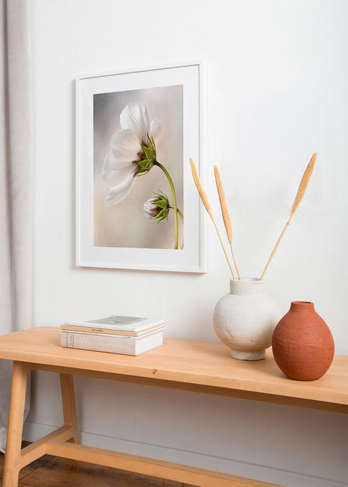Botanische print: witte bloesem aan gebogen steel