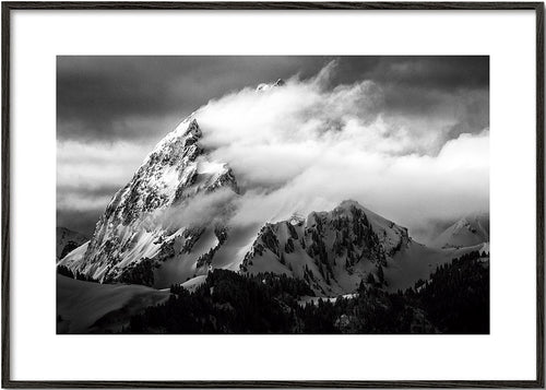 Berglandschap print met dramatische wolkenband