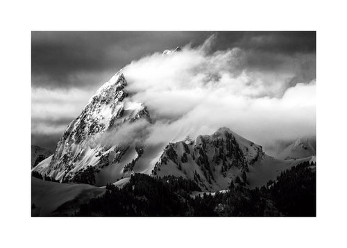 Berglandschap print met dramatische wolkenband