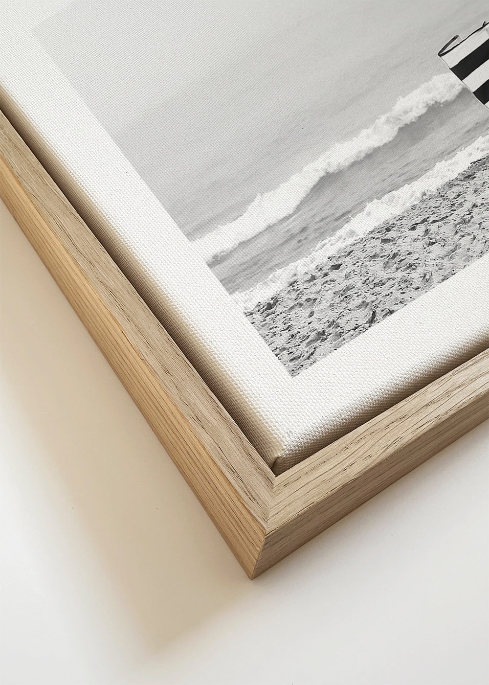 Strandlandschap met gestreept windscherm