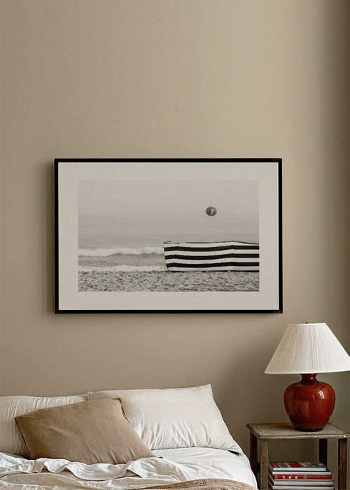 Strandlandschap met gestreept windscherm