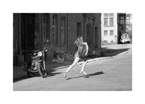 Zwart-wit foto: meisje rent over straat