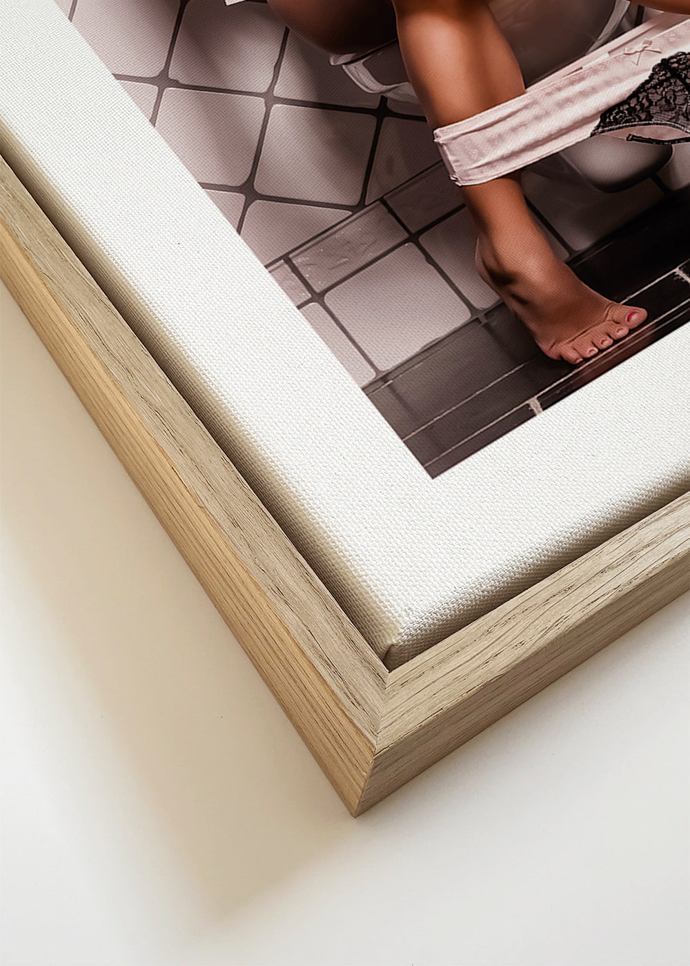 Vrouw leest in de badkamer - foto