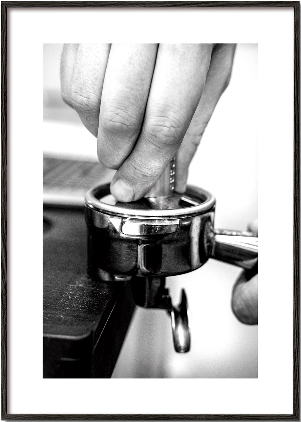 Keuken kunst: handen die espresso aandrukken in close-up