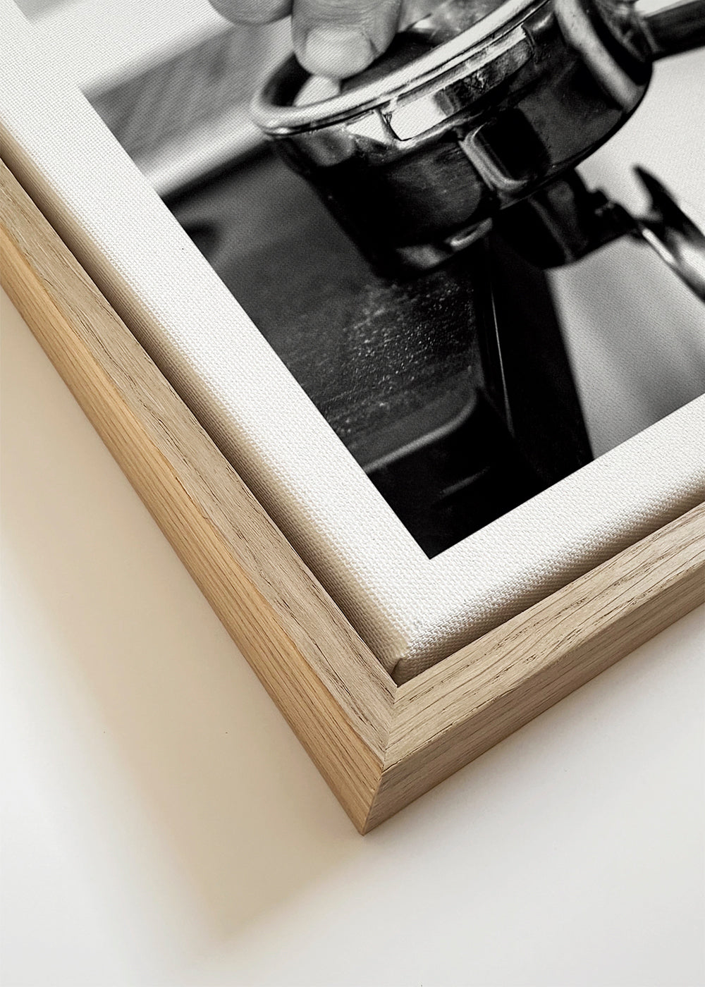 Keuken kunst: handen die espresso aandrukken in close-up