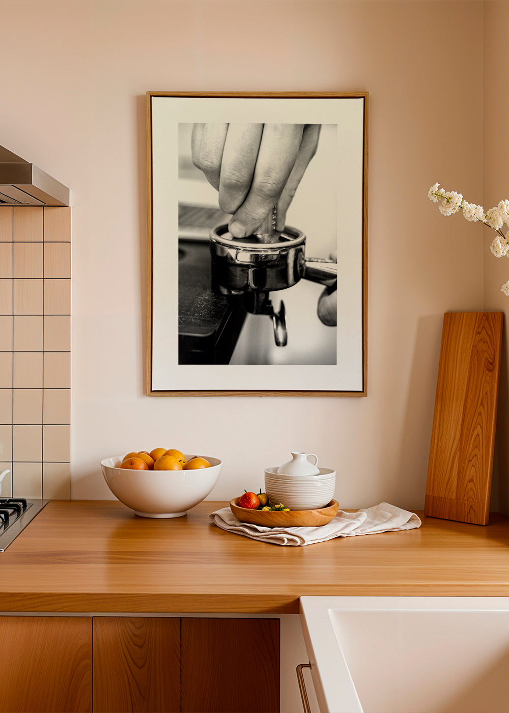 Keuken kunst: handen die espresso aandrukken in close-up