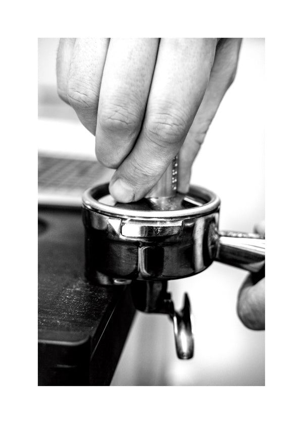 Keuken kunst: handen die espresso aandrukken in close-up