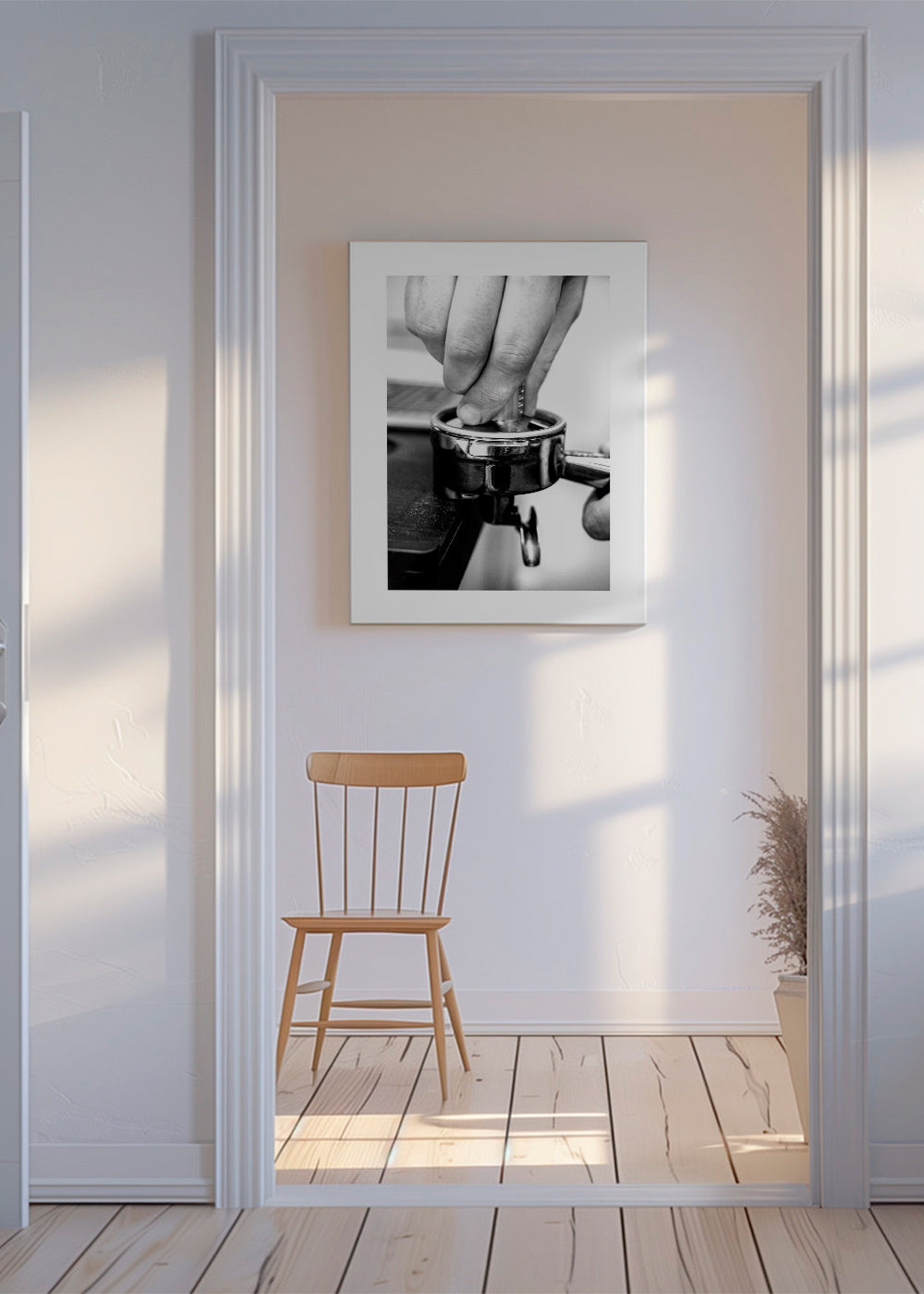 Keuken kunst: handen die espresso aandrukken in close-up