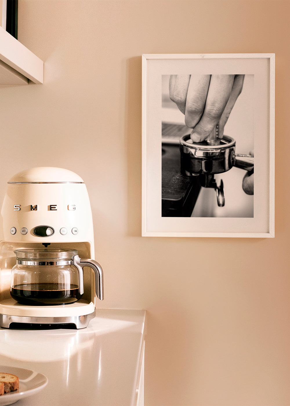 Keuken kunst: handen die espresso aandrukken in close-up