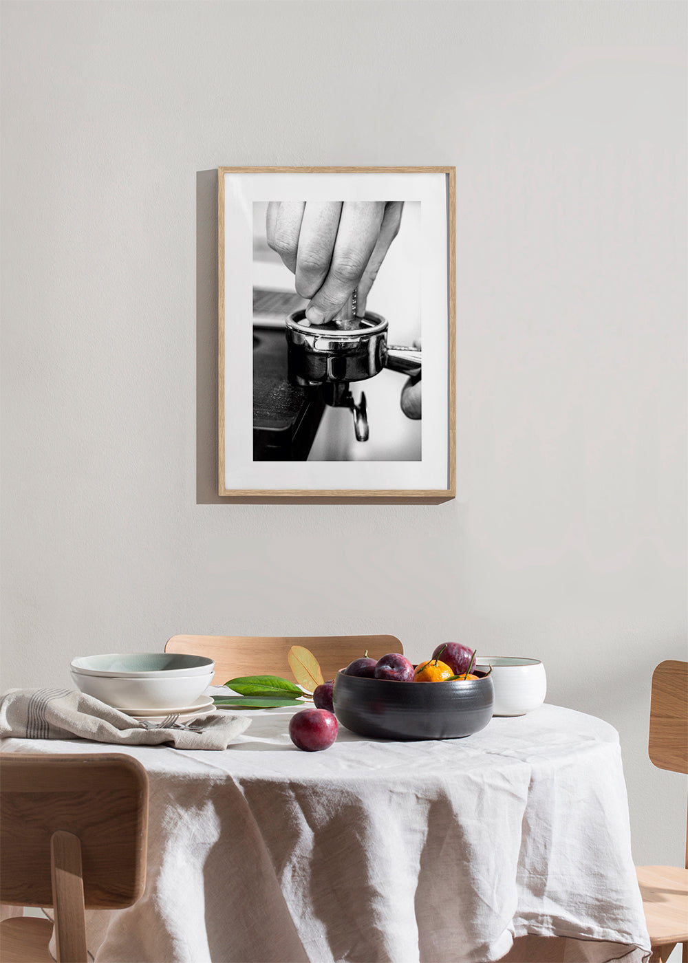 Keuken kunst: handen die espresso aandrukken in close-up