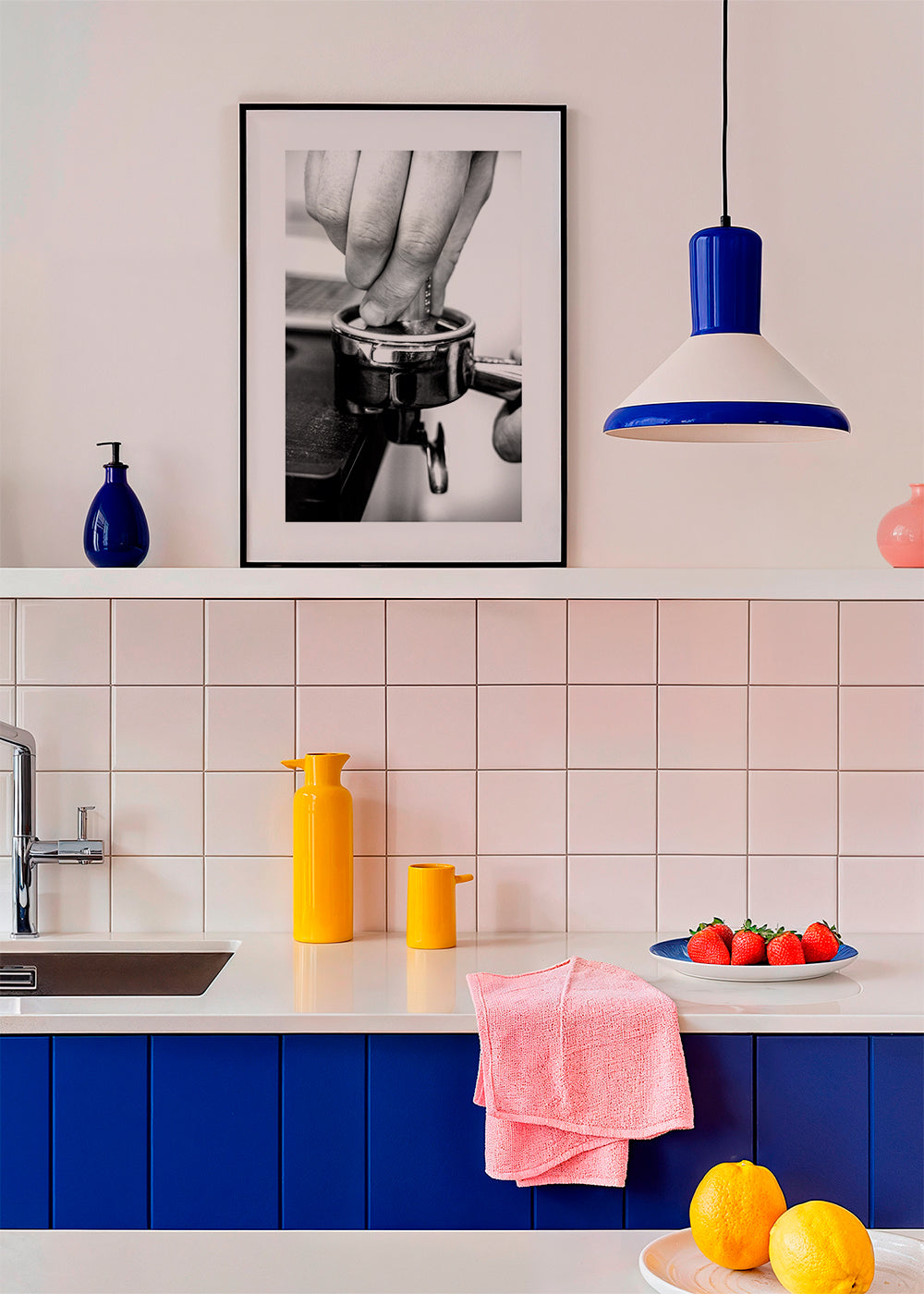 Keuken kunst: handen die espresso aandrukken in close-up