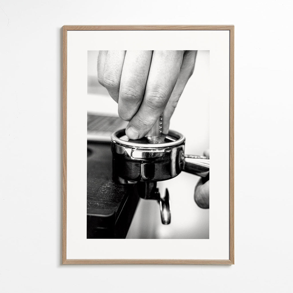 Keuken kunst: handen die espresso aandrukken in close-up