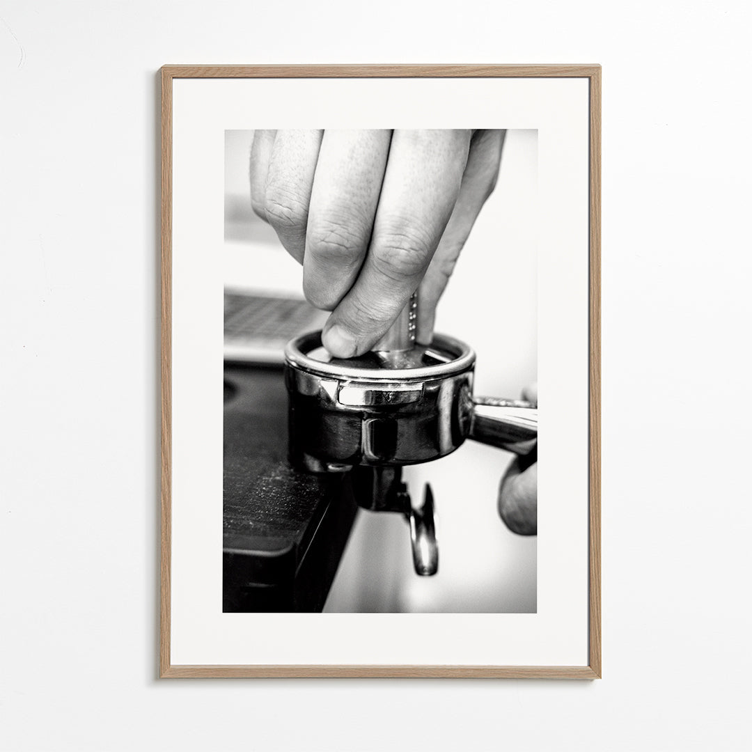Keuken kunst: handen die espresso aandrukken in close-up