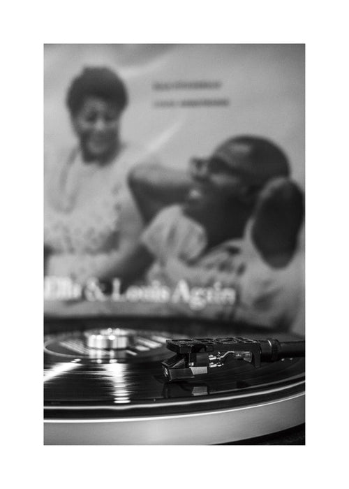 Vintage print: vinylplaat en draaitafel close-up