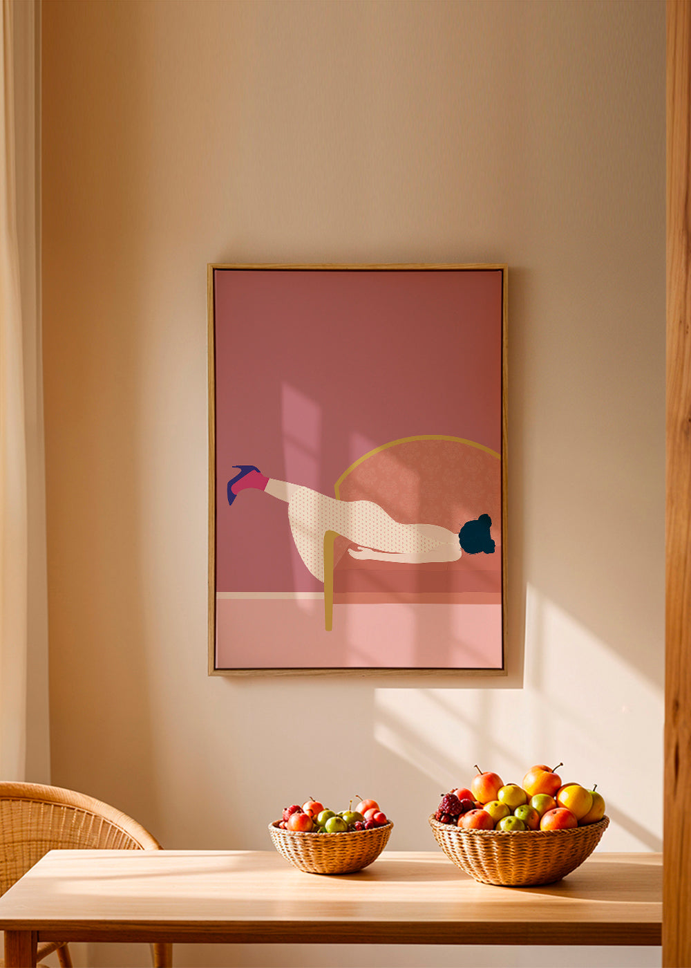 Illustratie vrouw op roze sofa