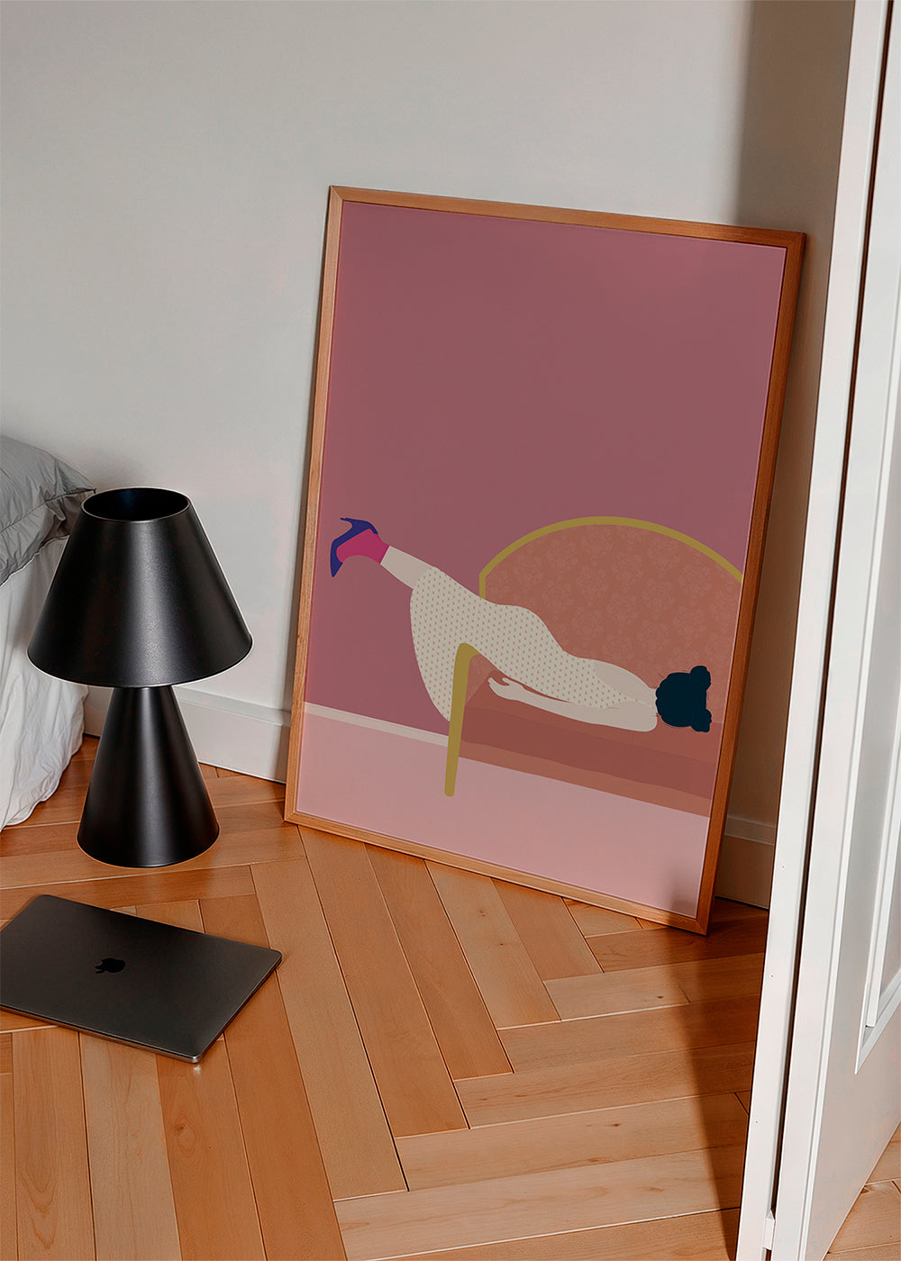 Illustratie vrouw op roze sofa