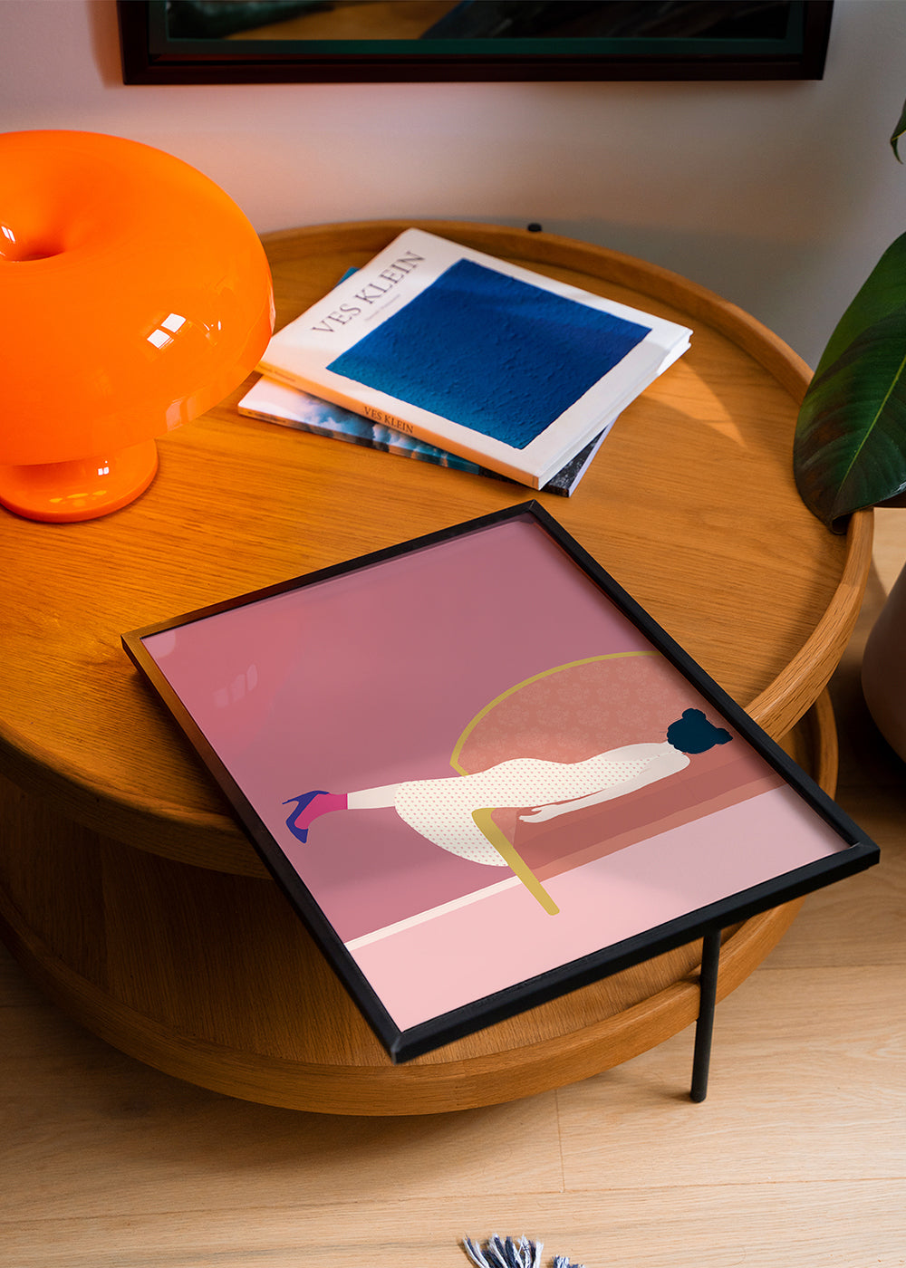 Illustratie vrouw op roze sofa