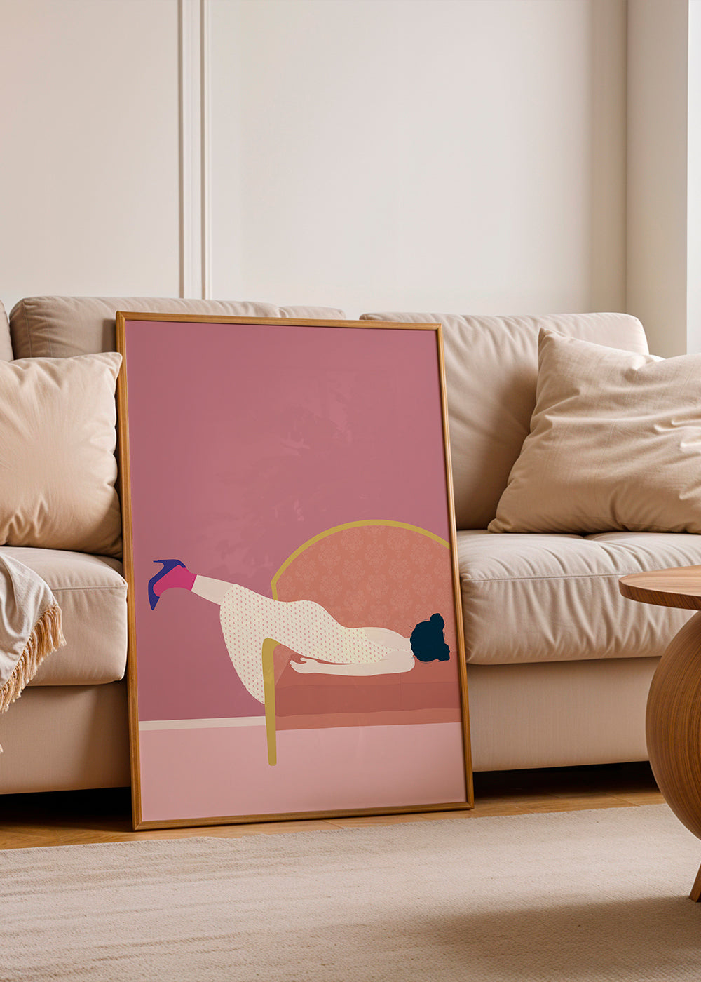 Illustratie vrouw op roze sofa