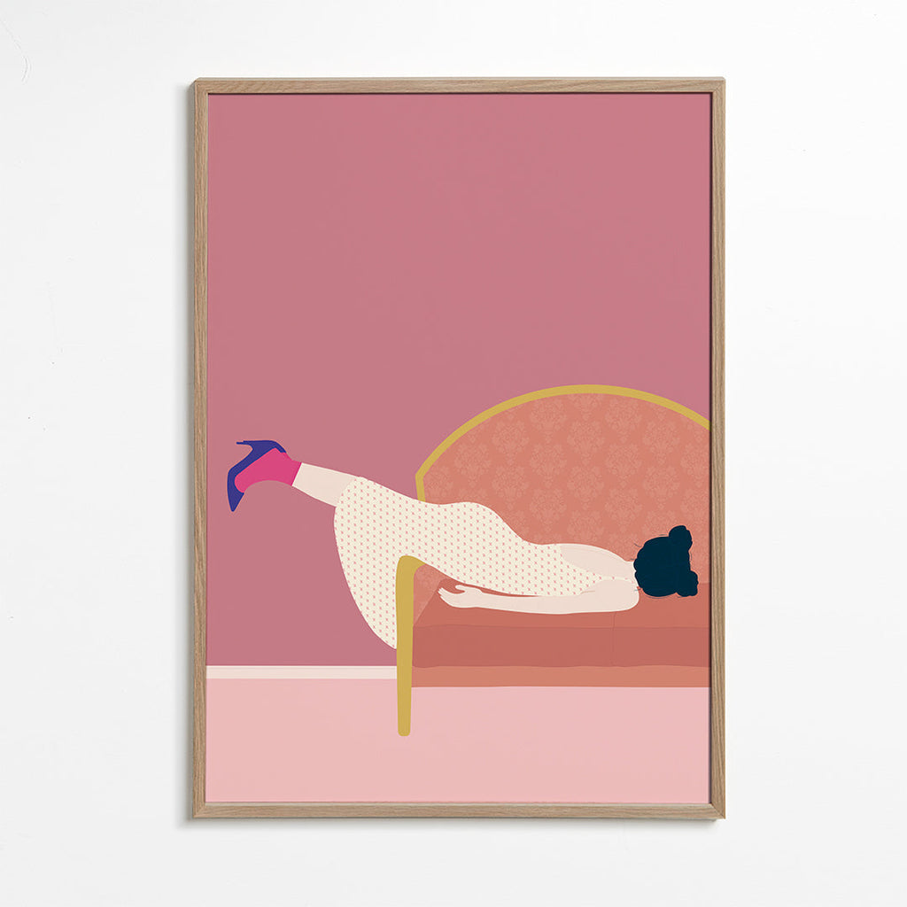 Illustratie vrouw op roze sofa