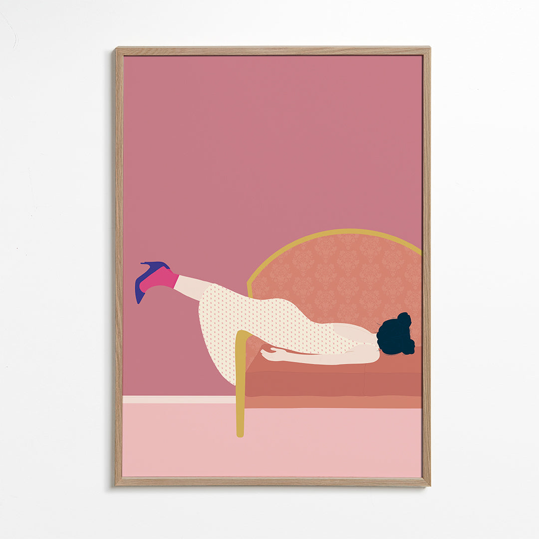 Illustratie vrouw op roze sofa