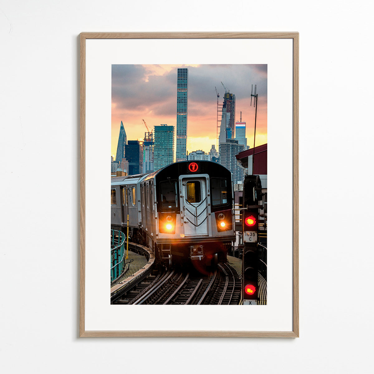 Reisposter: Metro 7 bij zonsondergang – Oak Frame
