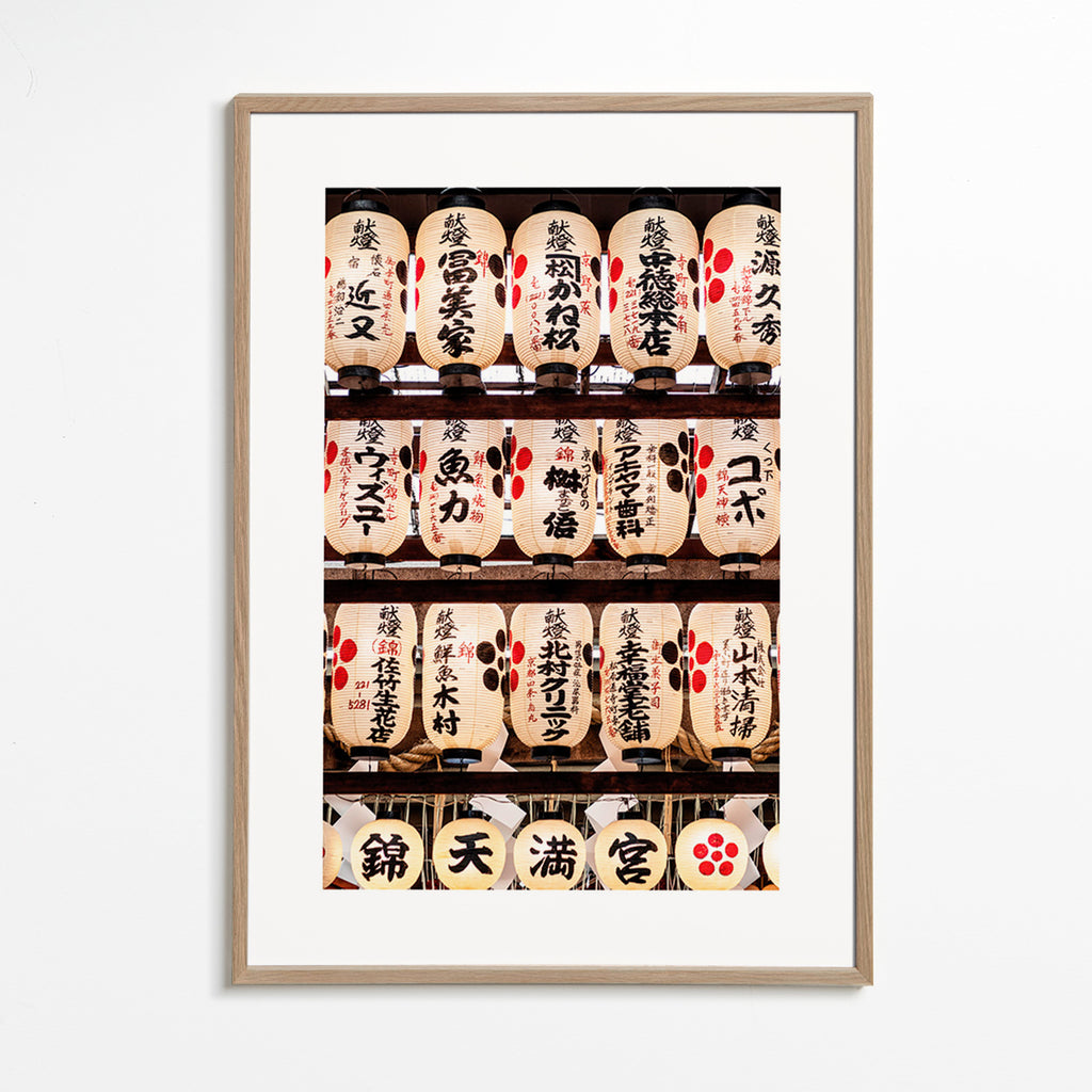 Fotografie van Japanse lantaarns op rij – Oak Frame