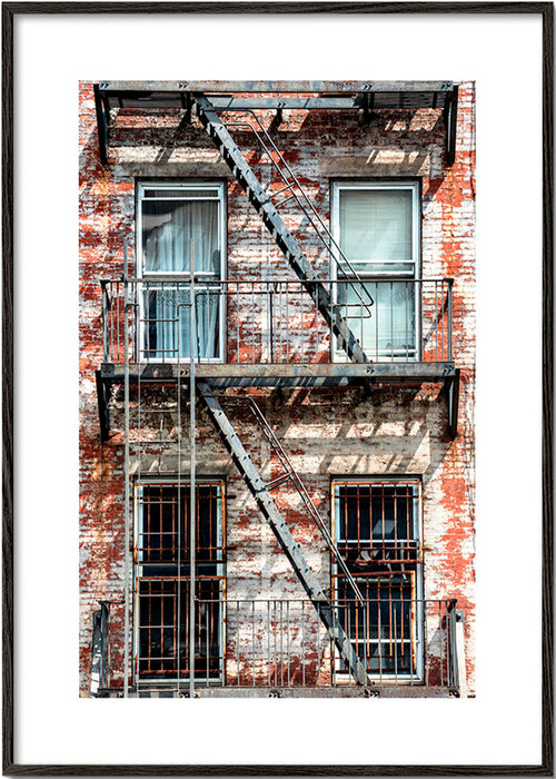 Stadsfoto van gevel met brandtrap – Black Frame