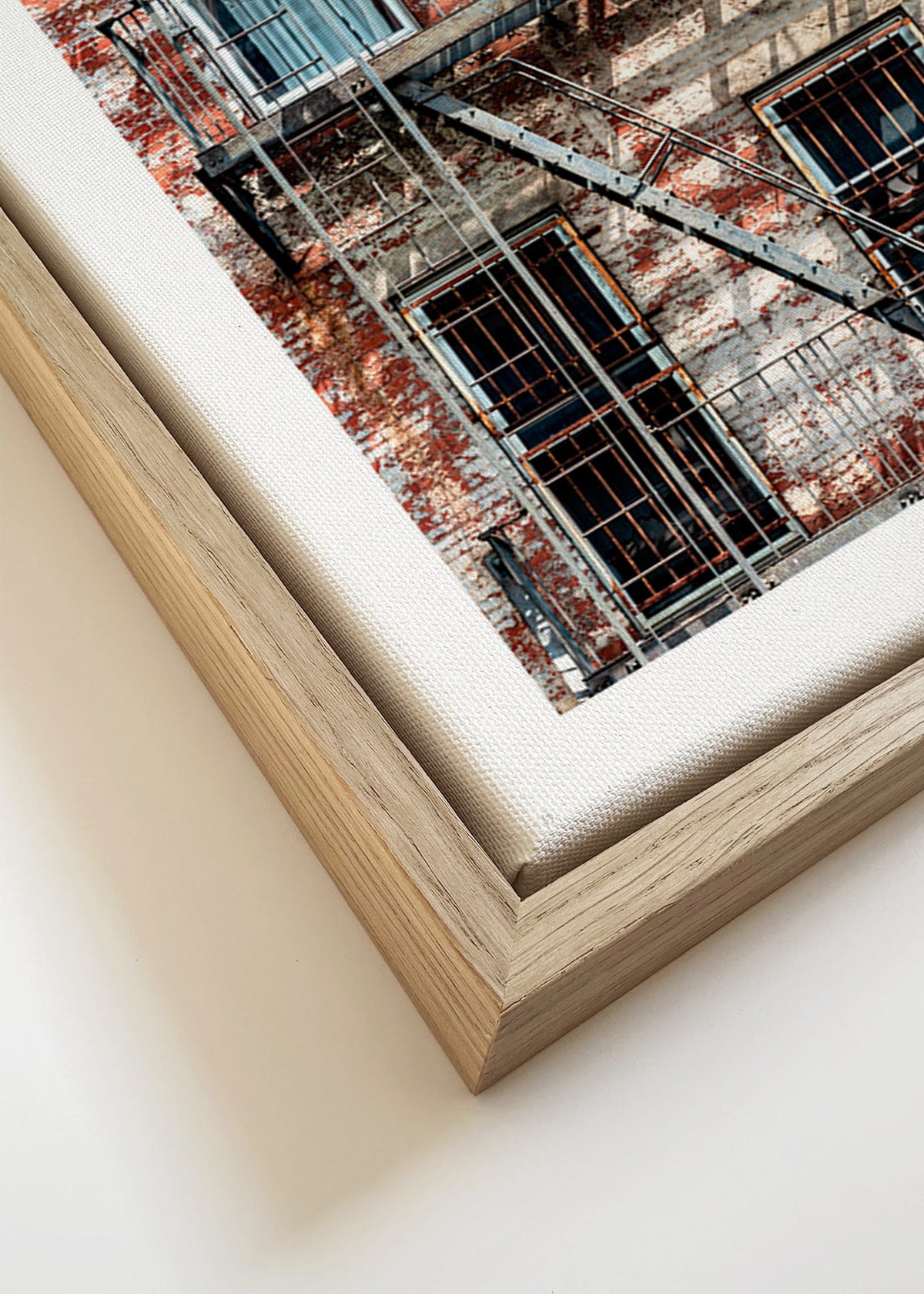 Stadsfoto van gevel met brandtrap – Canvas detail