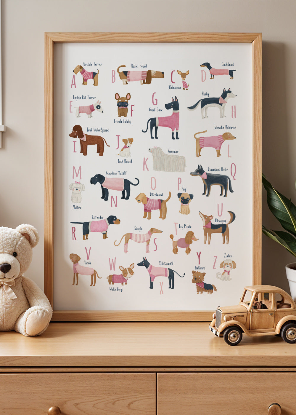 Abecedario con perros (rosa) - Framed poster in an interior