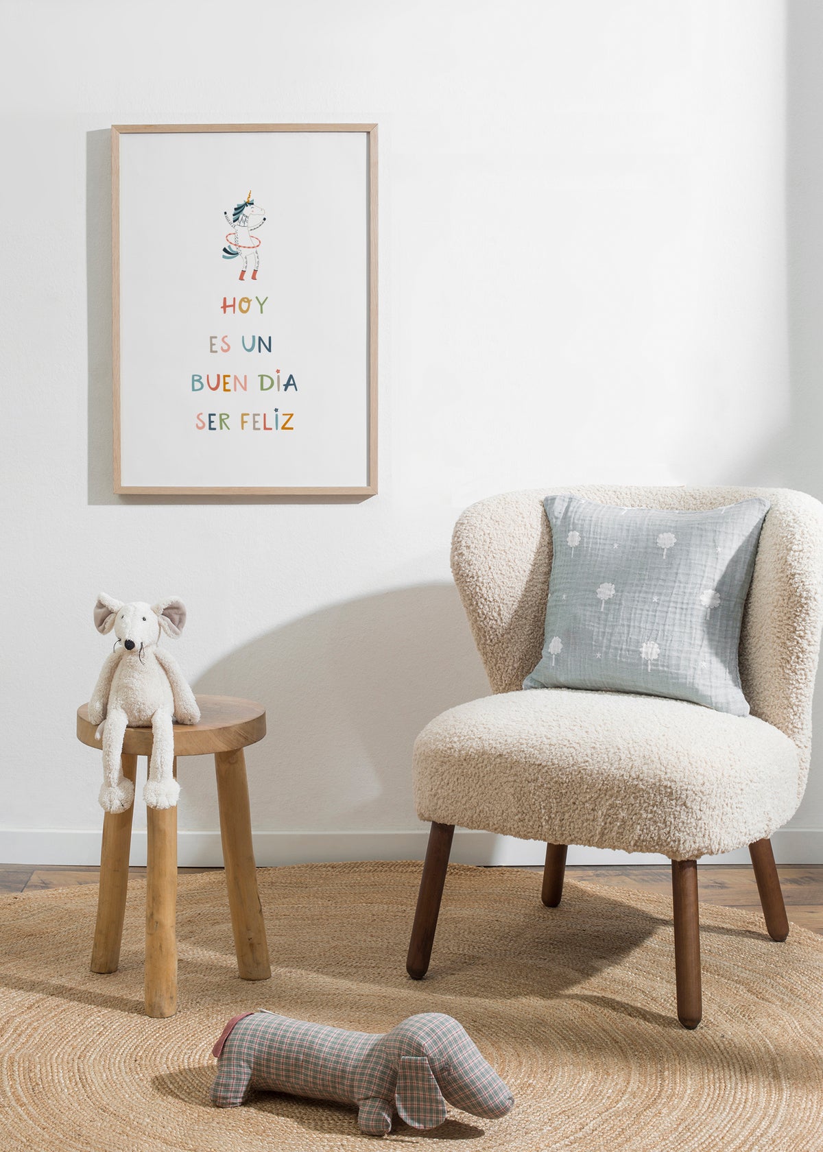 Hoy es un buen dia para ser feliz - Framed poster in an interior