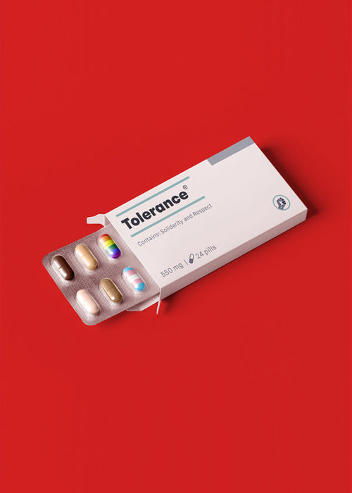 Blisterfotografie 'Tolerance' op rode achtergrond