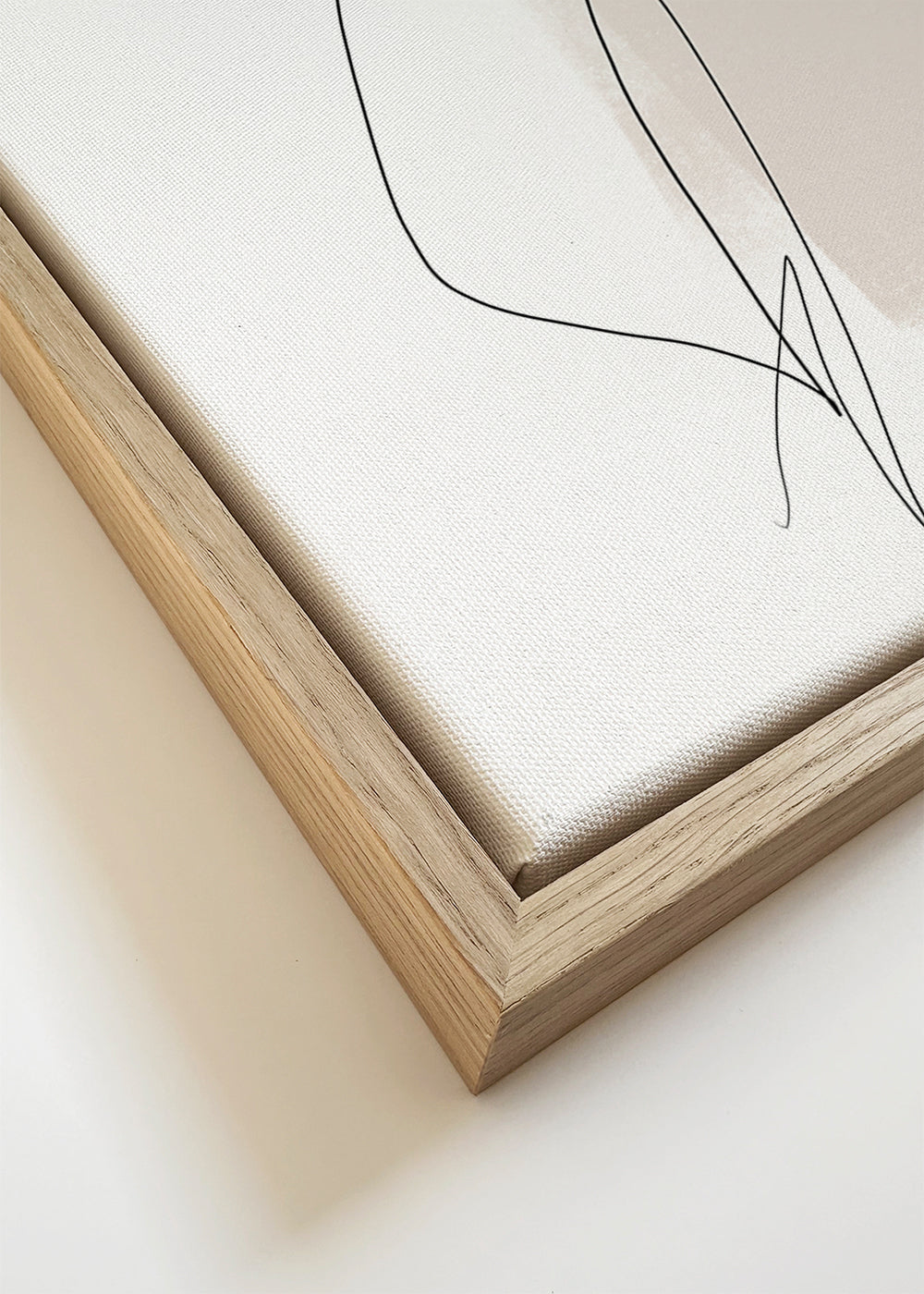 Minimalistisch kunstwerk met zwarte vorm en organische lijn