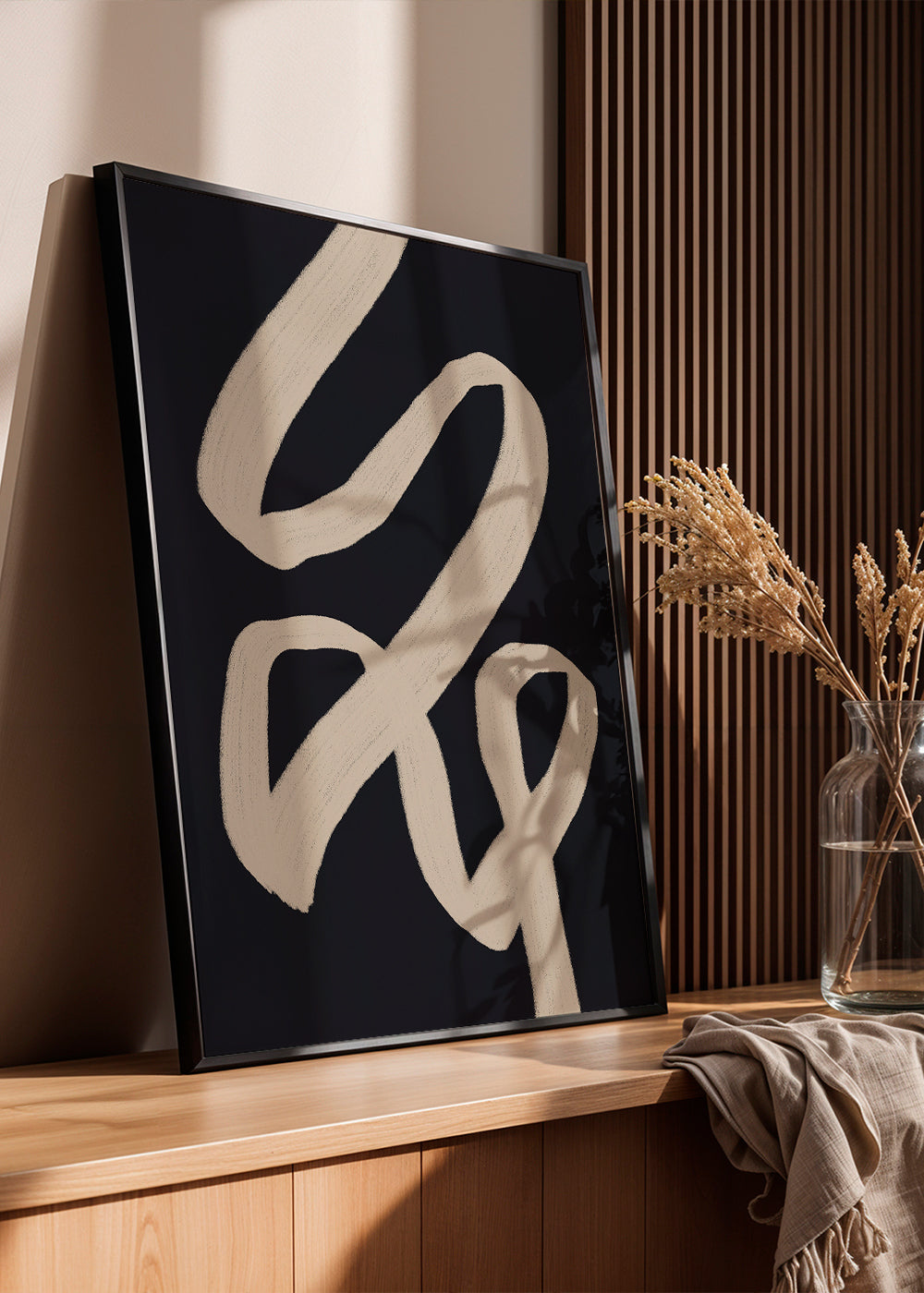 Abstracte kunst met beige streep op donkere achtergrond