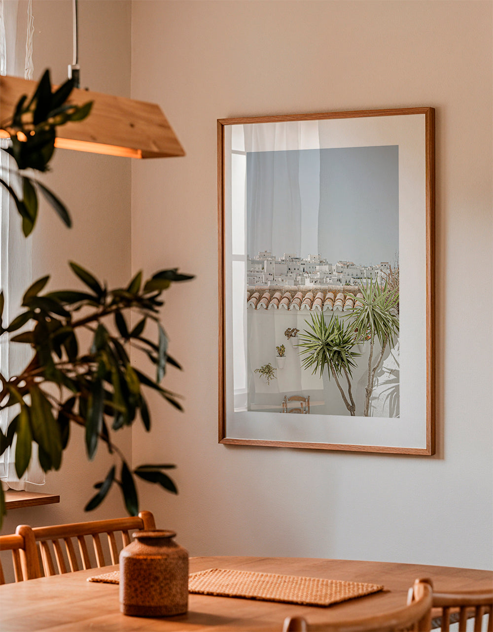 Landschapsposter met witte daken en yucca