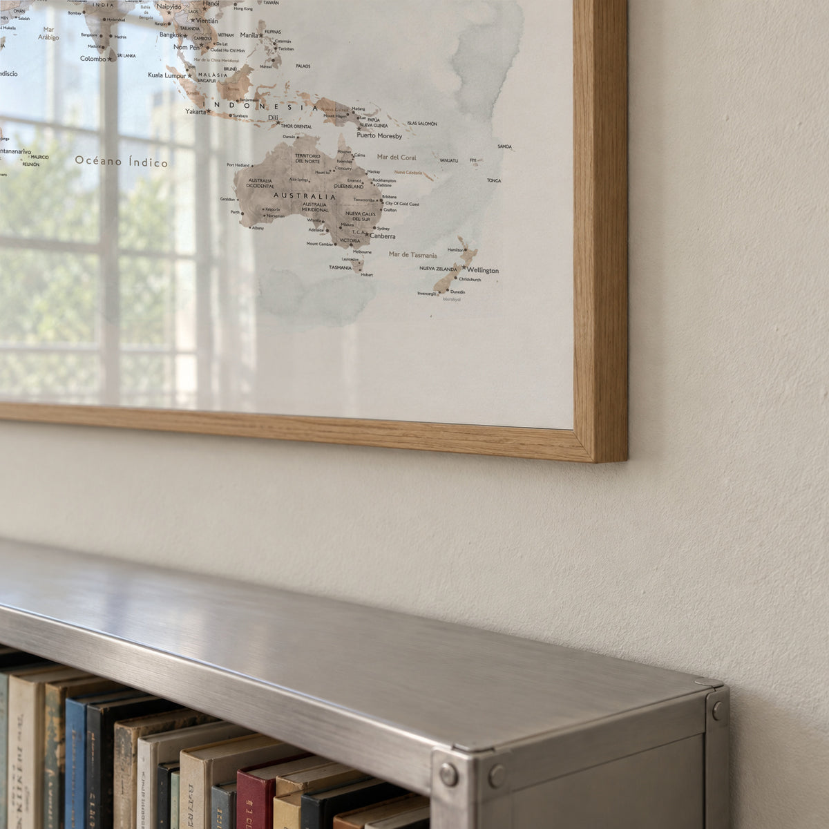 Detailed watercolor world map with labels in Spanish, Calista - Framed poster detail