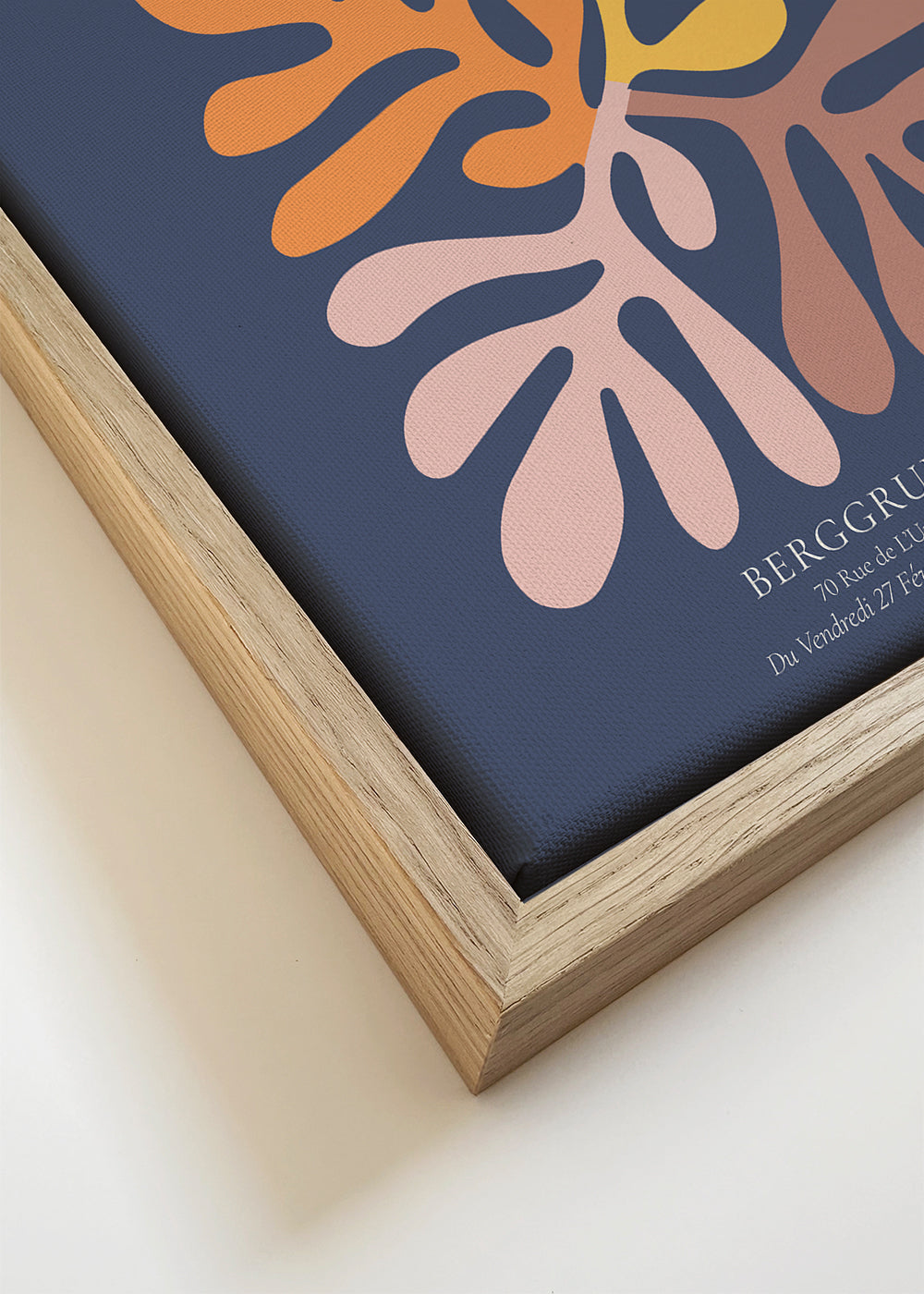 Botanische print uitgesneden bladeren op marineblauw