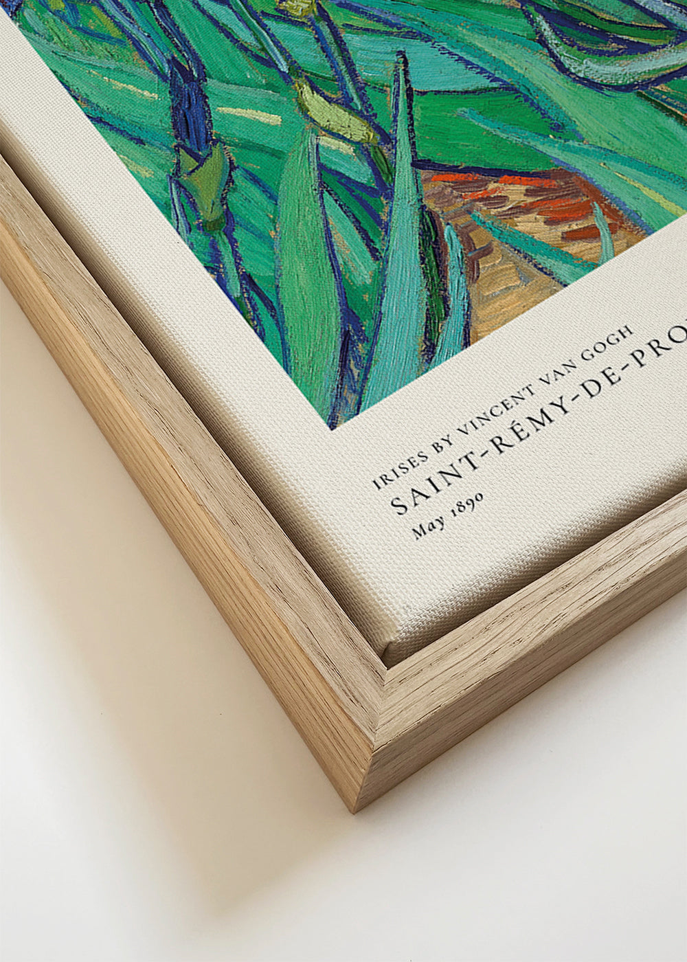 Botanische print: blauwe irissen met expressieve penseelstreek